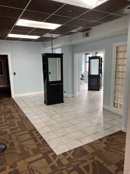 More Photos Of 103 E State St, Mason City Office For Lease