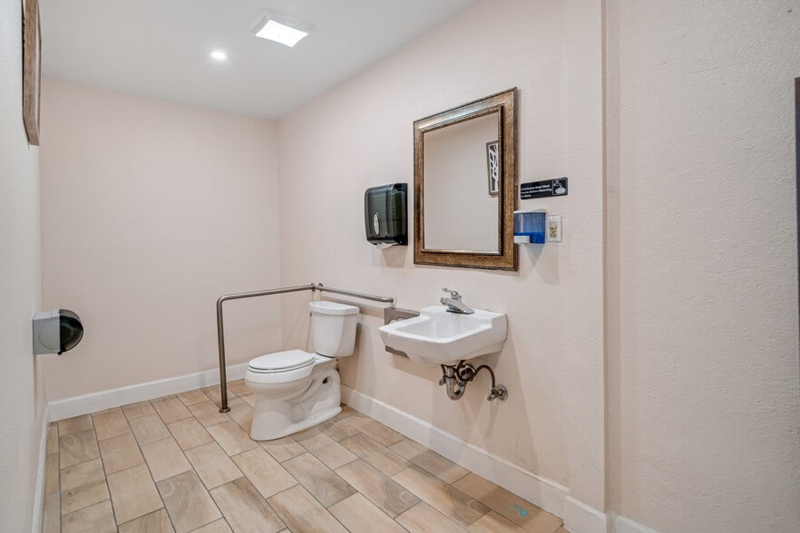 More Photos Of 8837 E Palmdale Blvd, Palmdale Research And Development For Sale