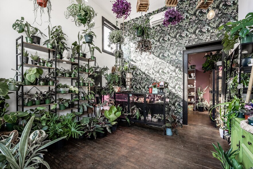 More Photos Of 2614 Shelby St, Indianapolis General Retail For Lease