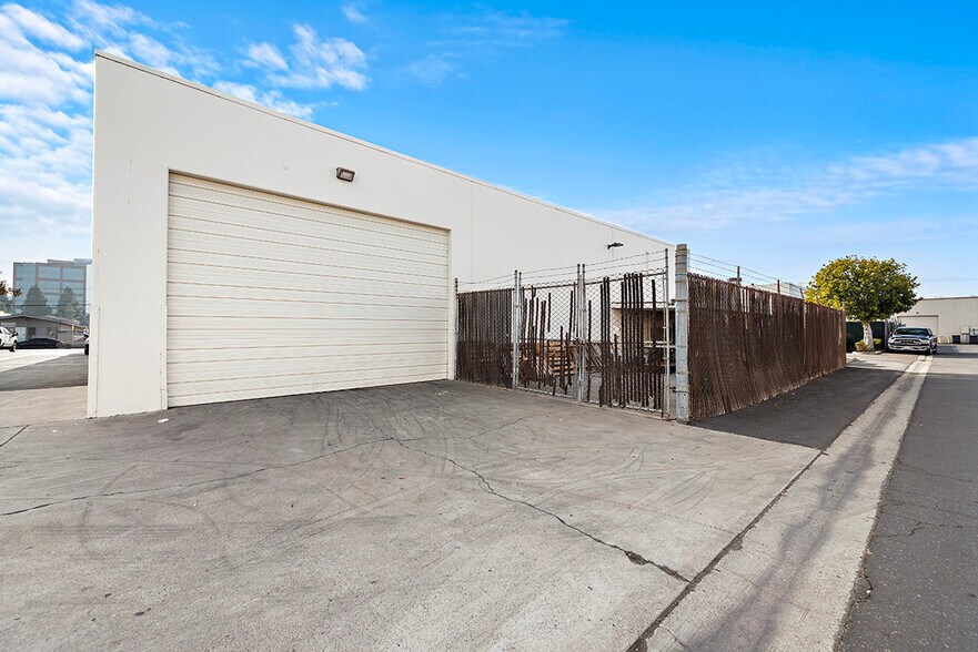 More Photos Of 207 E Alton Ave, Santa Ana Manufacturing For Lease