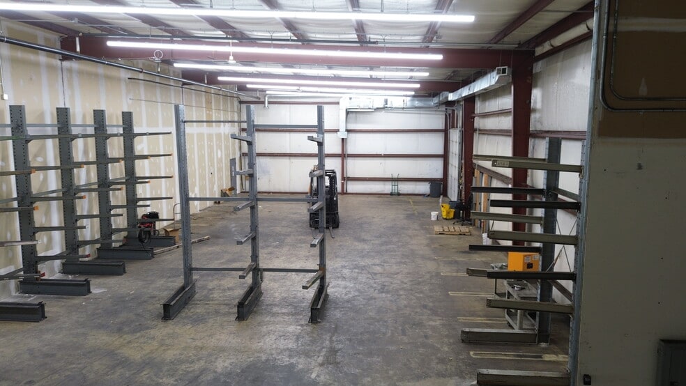 More Photos Of 44180 Airport View Dr, Hollywood Warehouse For Lease