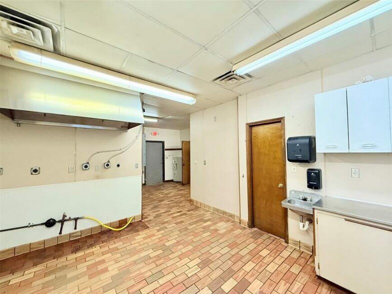 More Photos Of 1103 N Arkansas Ave, Russellville Freestanding For Sale