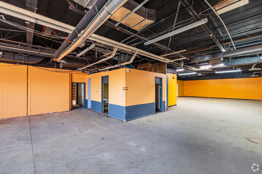 More Photos Of 12300 Boul Albert-Hudon, Montréal Warehouse For Lease