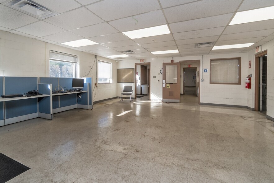 More Photos Of 1050 W Water St, Coaldale Flex For Sale