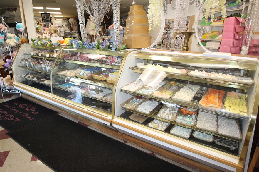 More Photos Of 8 Chestnut St, Elyria Convenience Store For Sale