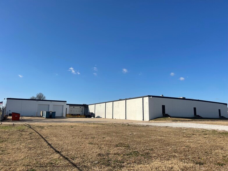 More Photos Of 113 W South St, Lincoln Warehouse For Lease
