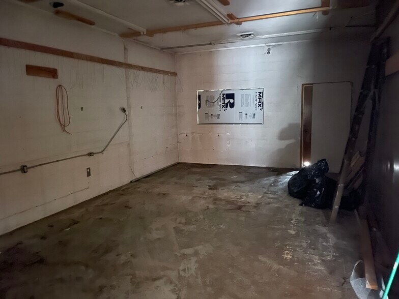 More Photos Of 5309 Rogue River Hwy, Rogue River Warehouse For Sale