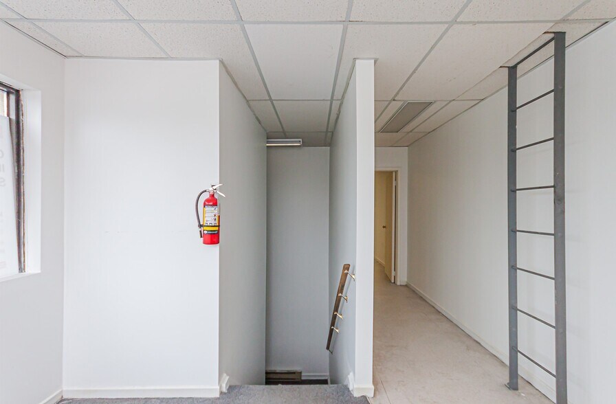 More Photos Of 151 Brock St N, Whitby Warehouse For Lease