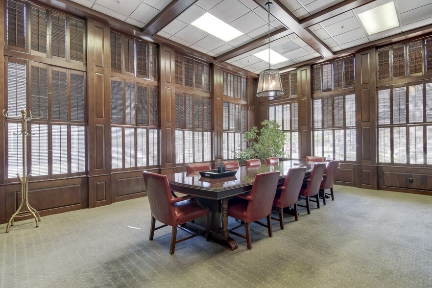 More Photos Of 200 S 6th St, Springfield Office For Lease