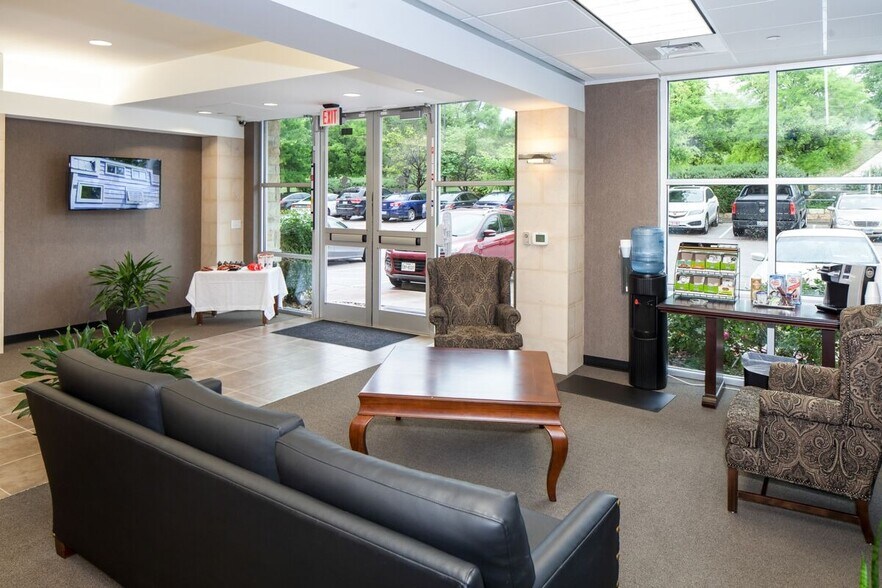 More Photos Of 1008 Ranch Road 620 S, Lakeway Office For Lease