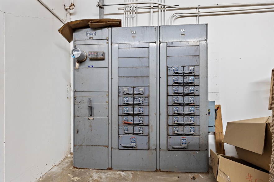 More Photos Of 7200-7240 Adams St & Texaco Ave, Paramount Warehouse For Sale