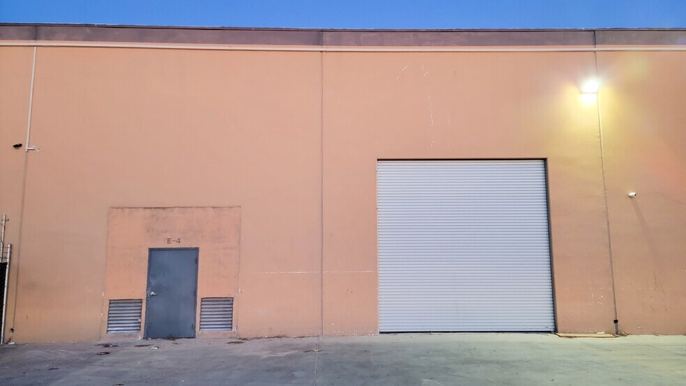 More Photos Of 17229 Lemon St, Hesperia Warehouse For Lease