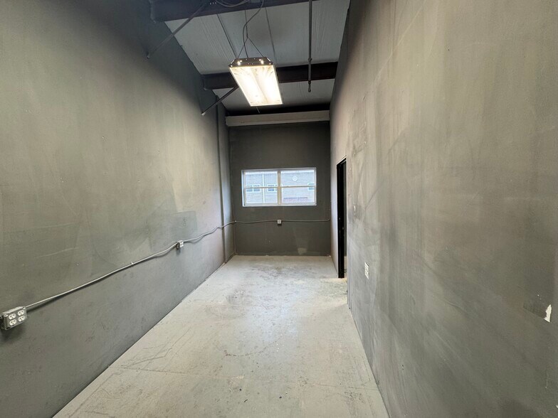 More Photos Of 4922 Port Royal Rd, Spring Hill Showroom For Lease