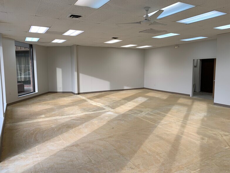 More Photos Of 3100-3102 S 24th St, Kansas City Storefront Retail Office For Lease