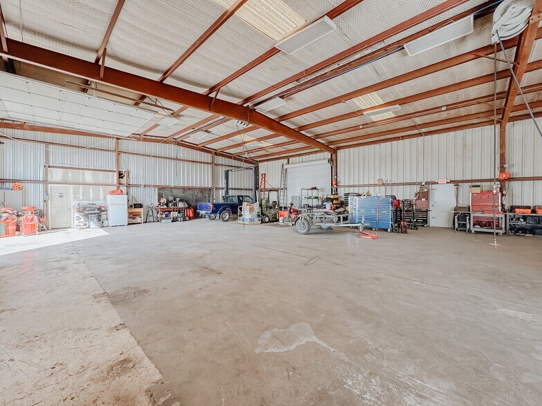 More Photos Of 5305 N Interstate Highway 45, Ennis Manufacturing For Sale