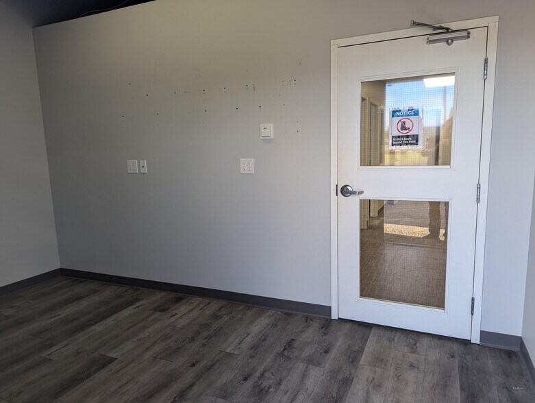 More Photos Of 103 Scurfield Blvd, Winnipeg Flex For Lease