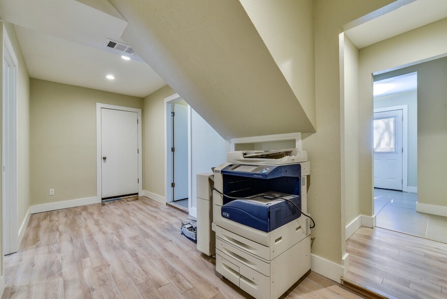More Photos Of 2111-2113 W Slaughter Ln, Austin Office For Lease