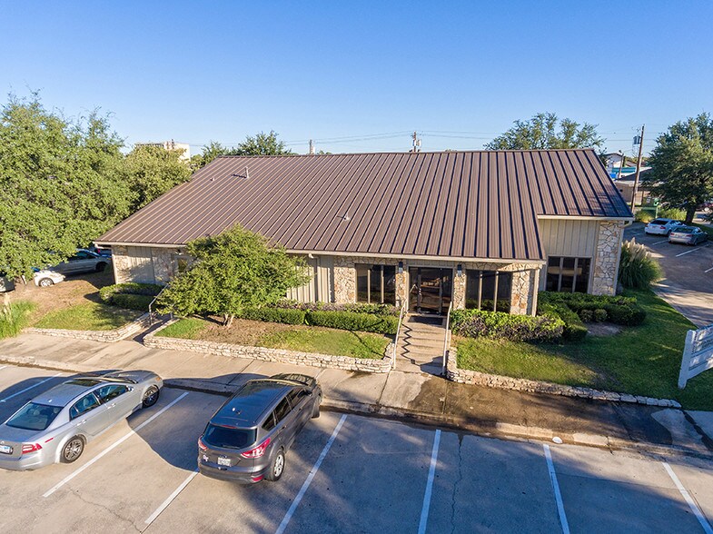 More Photos Of 1300 Fulton St, Denton Medical For Lease