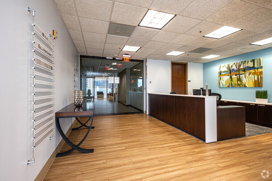 More Photos Of 650 Poydras St, New Orleans Coworking Space