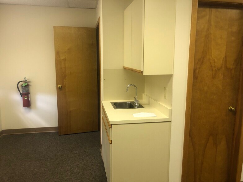 More Photos Of 13 Rockland Ter, Verona Office For Lease