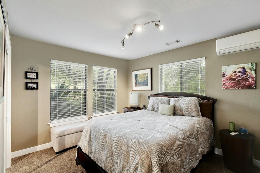 More Photos Of 21201 Kathy Ln, Spicewood Loft Creative Space For Sale