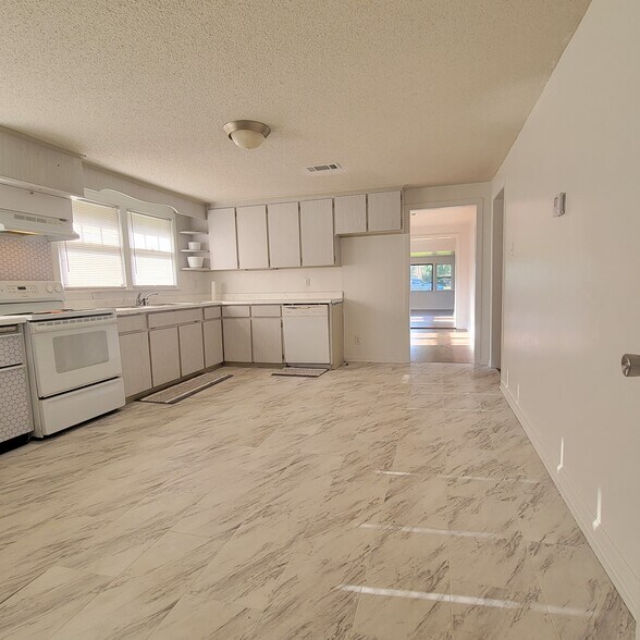 More Photos Of 22025 8th St, Silverhill Office Residential For Sale