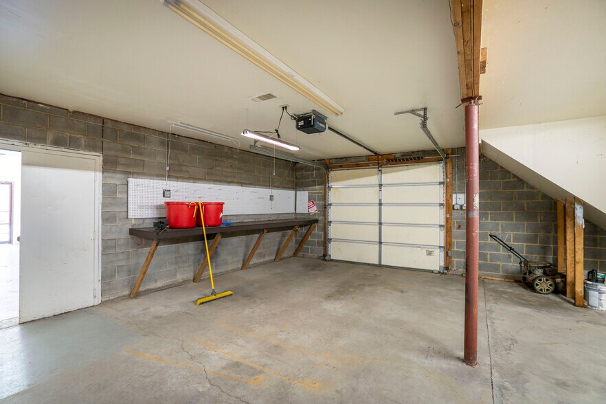 More Photos Of 3340 E Pleasant Valley Blvd, Altoona Freestanding For Sale