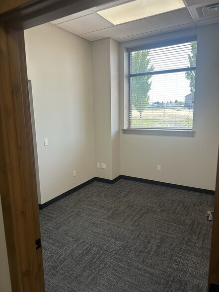 More Photos Of 5204 W Okanogan Ave, Kennewick Light Distribution For Lease