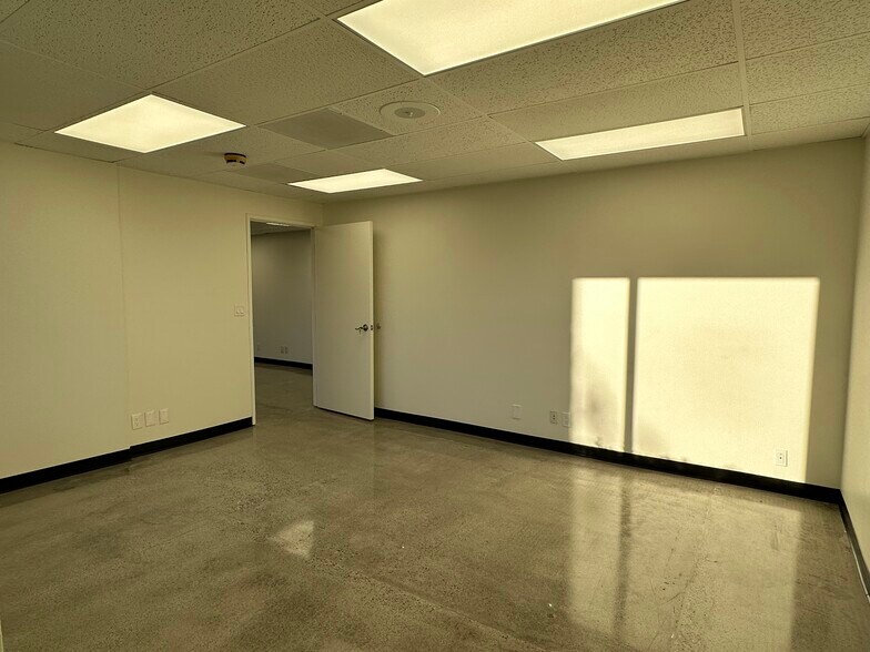 More Photos Of 1850 W Collins Ave, Orange Manufacturing For Lease