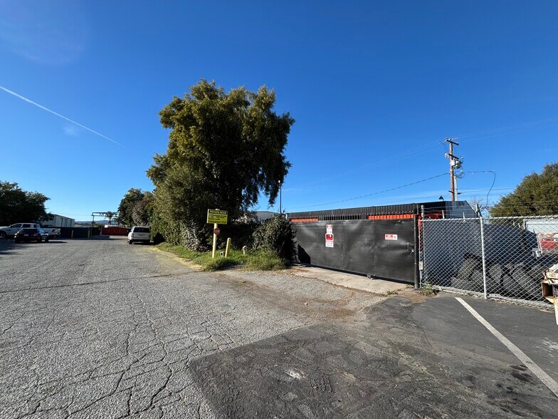 More Photos Of 561 N Palm Ave, Hemet Service For Sale