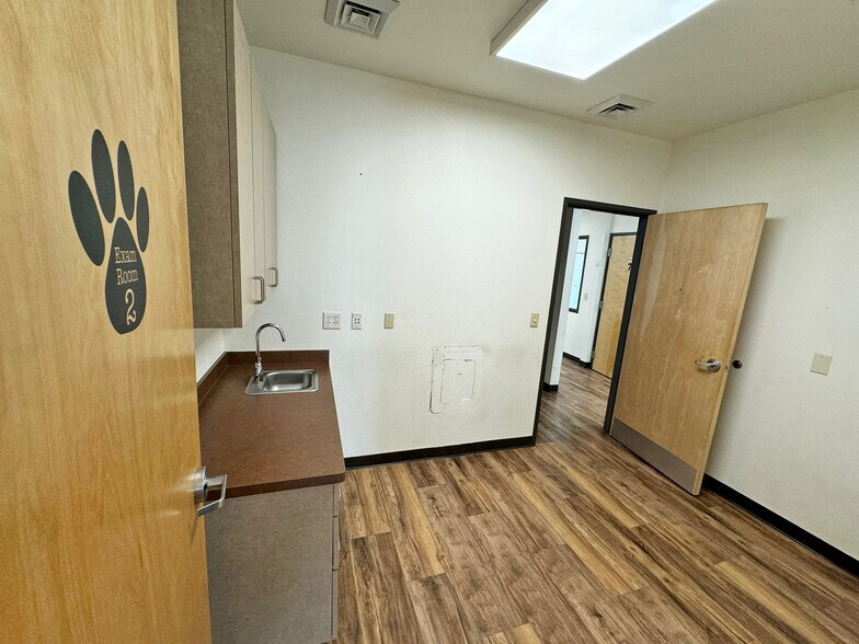 More Photos Of 6224 W State St, Boise Veterinarian Kennel For Sale