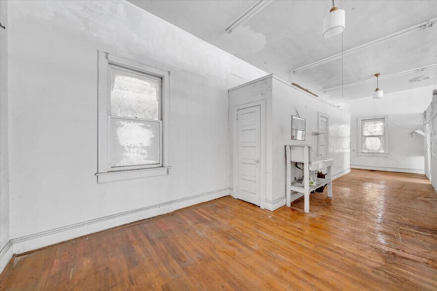 More Photos Of 2302 Melrose Ave NW, Roanoke Flex For Lease