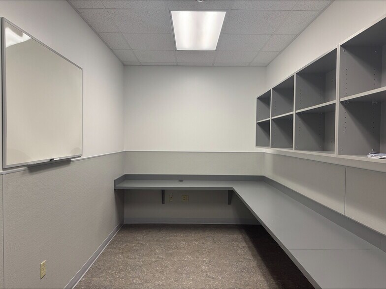 More Photos Of 5510 N Belt W, Belleville Medical For Sale