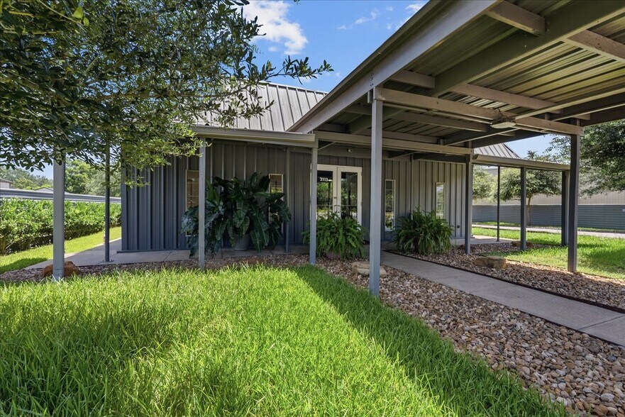 More Photos Of 2113 Garden Rd, Pearland Light Distribution For Sale