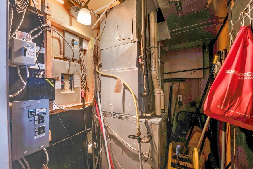 More Photos Of 231 St Paul St W, St Catharines General Retail For Sale