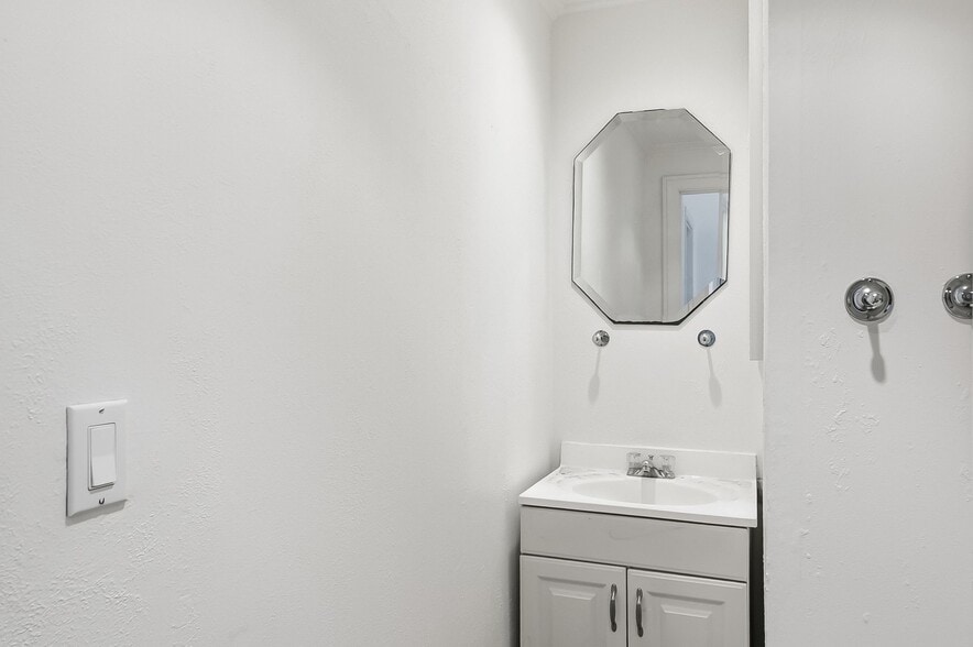 More Photos Of 645 Kelly Ave, Half Moon Bay Funeral Home For Sale