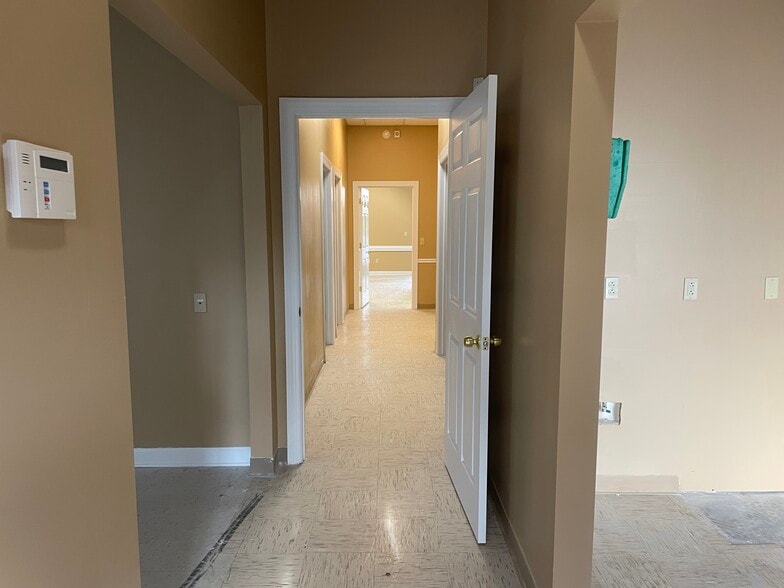 More Photos Of 6131 Shallowford Rd, Chattanooga Office For Sale