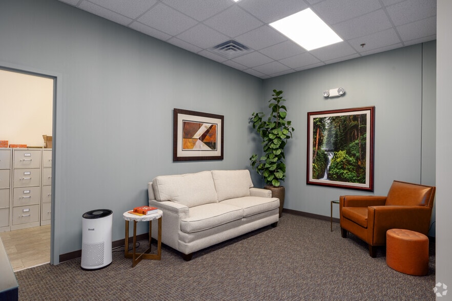 More Photos Of 365 Surryse Rd, Lake Zurich Office For Sale