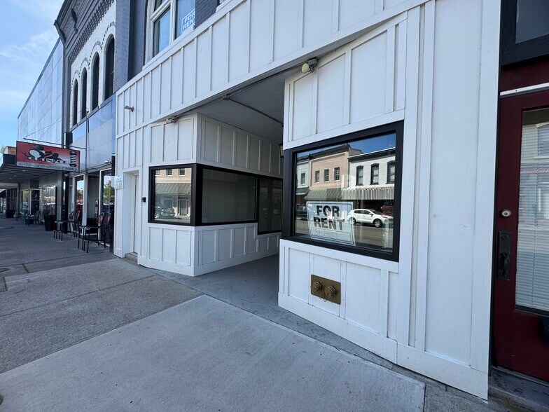 More Photos Of 1143 E Main St, Radford Flex For Lease