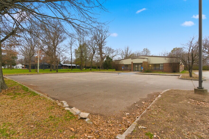 More Photos Of 718 N Martin St, East Prairie Office For Sale