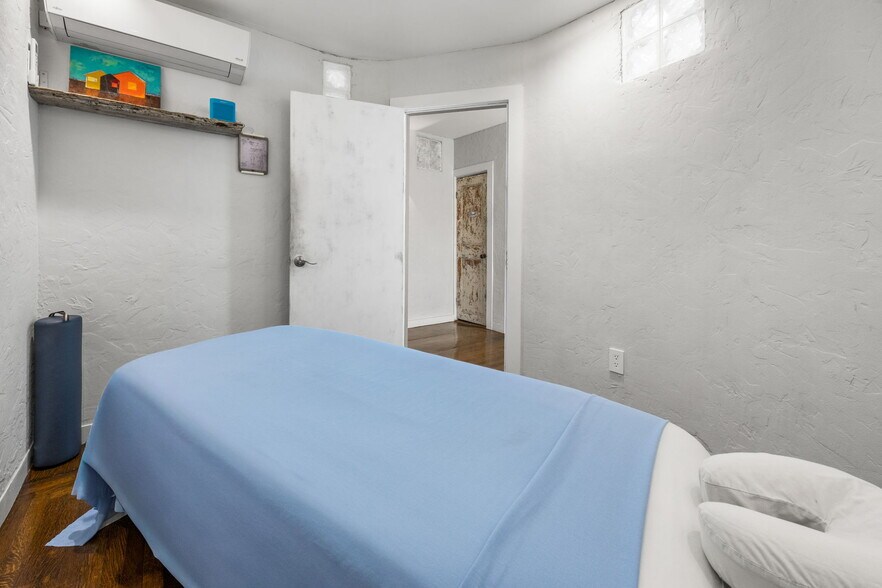 More Photos Of 182 Commercial St, Provincetown Storefront For Sale