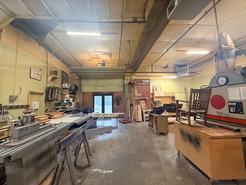 More Photos Of 2104 N Willis Blvd, Portland Auto Repair For Lease