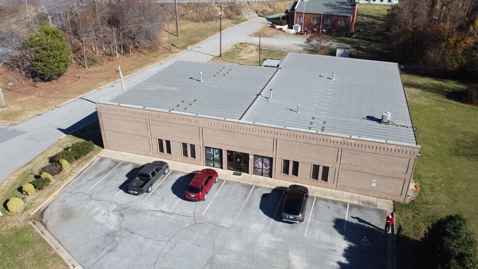 More Photos Of 2501 Mendenhall Rd, High Point Warehouse For Lease