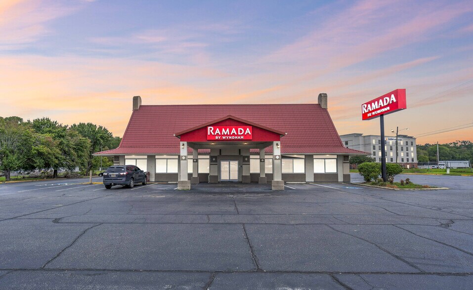 Primary Photo Of 3030 N Roberts Ave, Lumberton Hotel For Sale