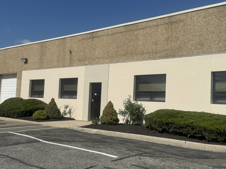 Primary Photo Of 27 Sarah Dr, Farmingdale Warehouse For Lease