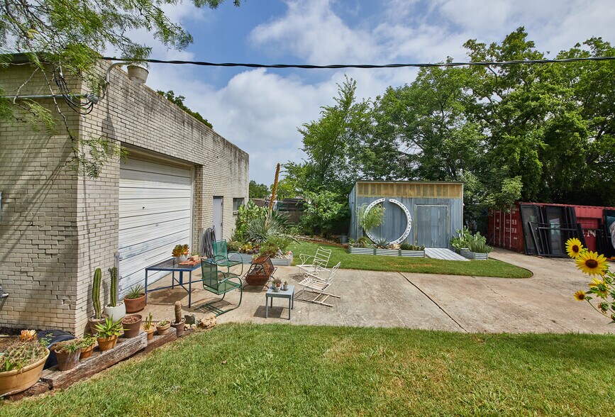 More Photos Of 2003 Brundrette, Dallas Warehouse For Lease