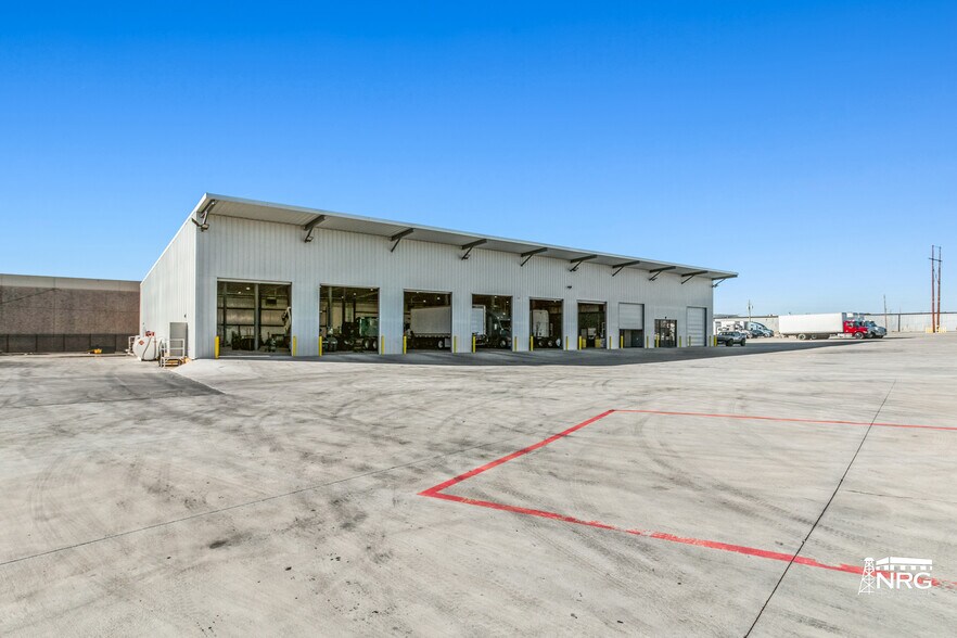 More Photos Of 2626 W Pioneer Pky, Grand Prairie Truck Terminal For Lease