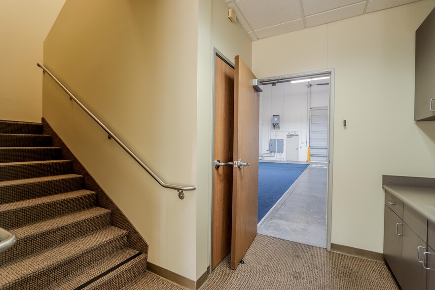 More Photos Of 64-76 Maxwell, Irvine Light Manufacturing For Lease