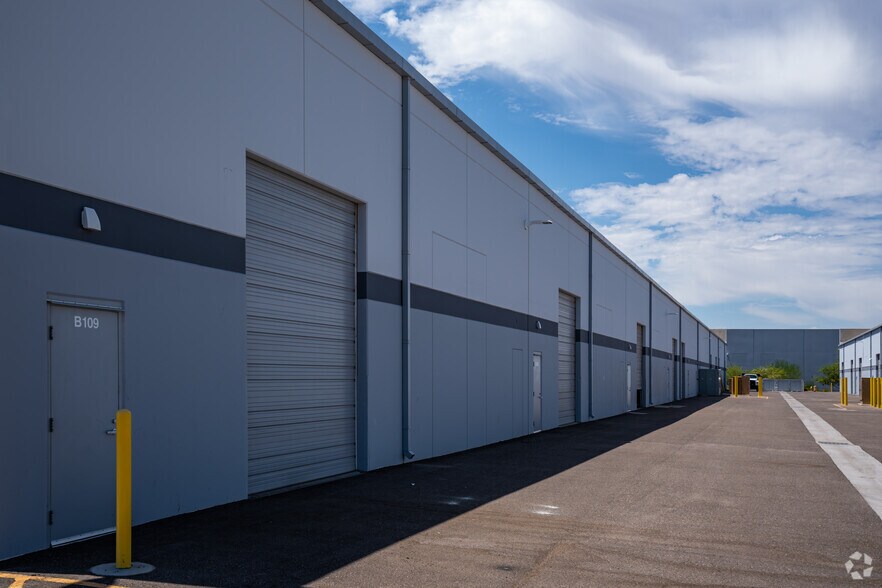 More Photos Of 777 W Pinnacle Peak Rd, Phoenix Warehouse For Lease