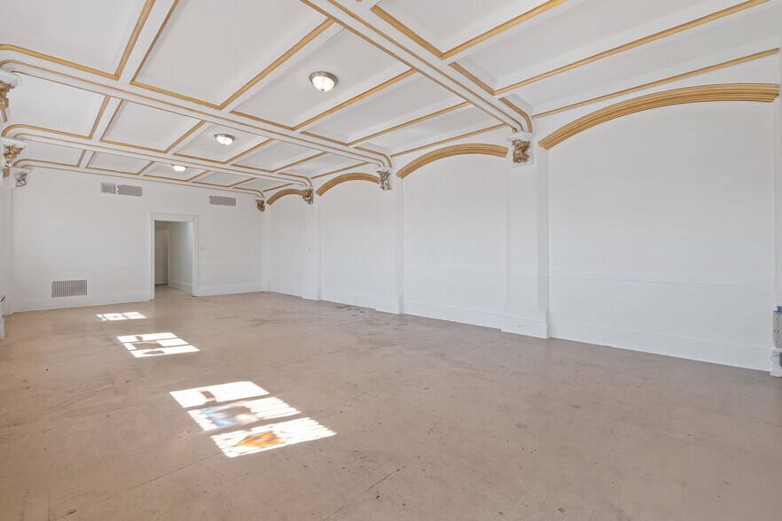 More Photos Of 18 Green St, Newark Storefront Retail Office For Lease